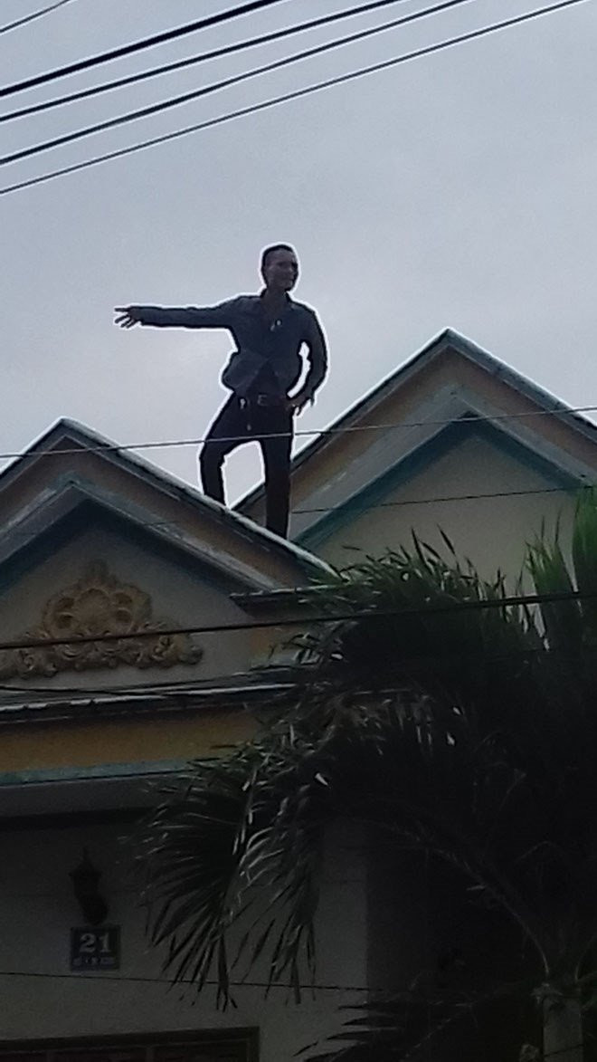 anh_1_leo_len_noc_nha_dan_ifyb