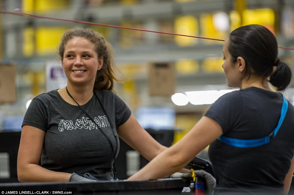 466142B100000578-5089471-image-a-81_1510844427603 6