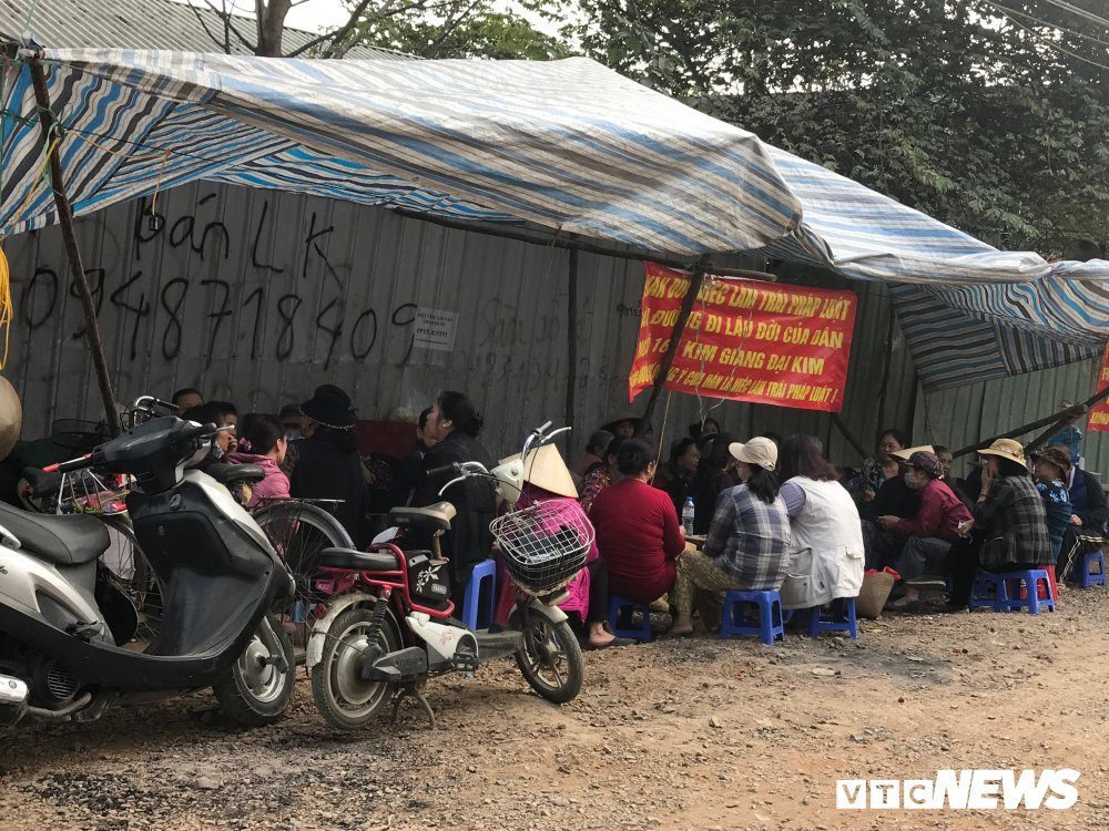 12F3E23B-1CFD-4B00-9DC6-9E63234FF67A 9