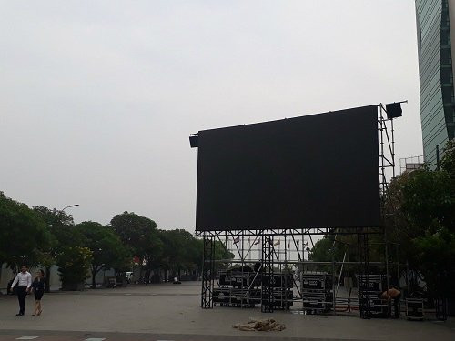 1516963046-man-hinh-lon-1