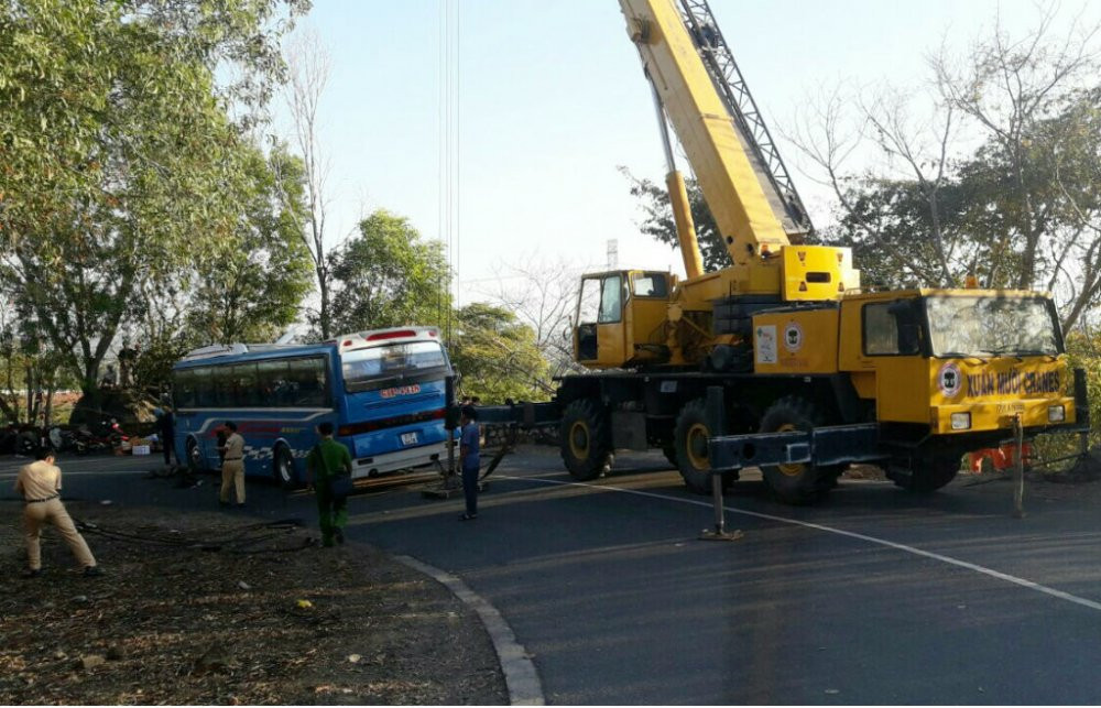 xe-cho-khach-tham-chua-lao-xuong-vuc-cheo-leo-ben-vach-nui-2 4