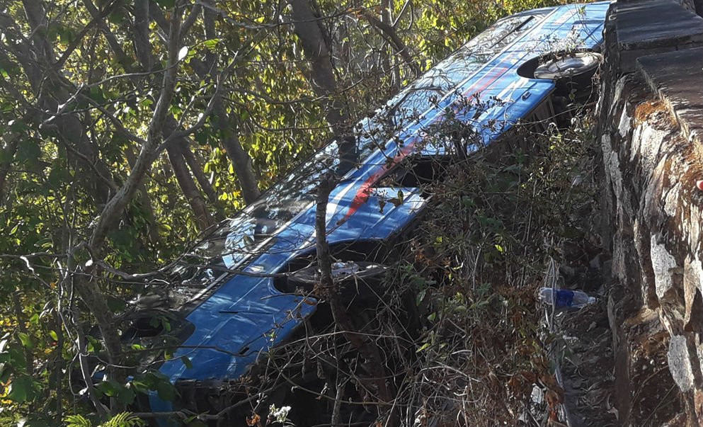 xe-cho-khach-tham-chua-lao-xuong-vuc-cheo-leo-ben-vach-nui-3