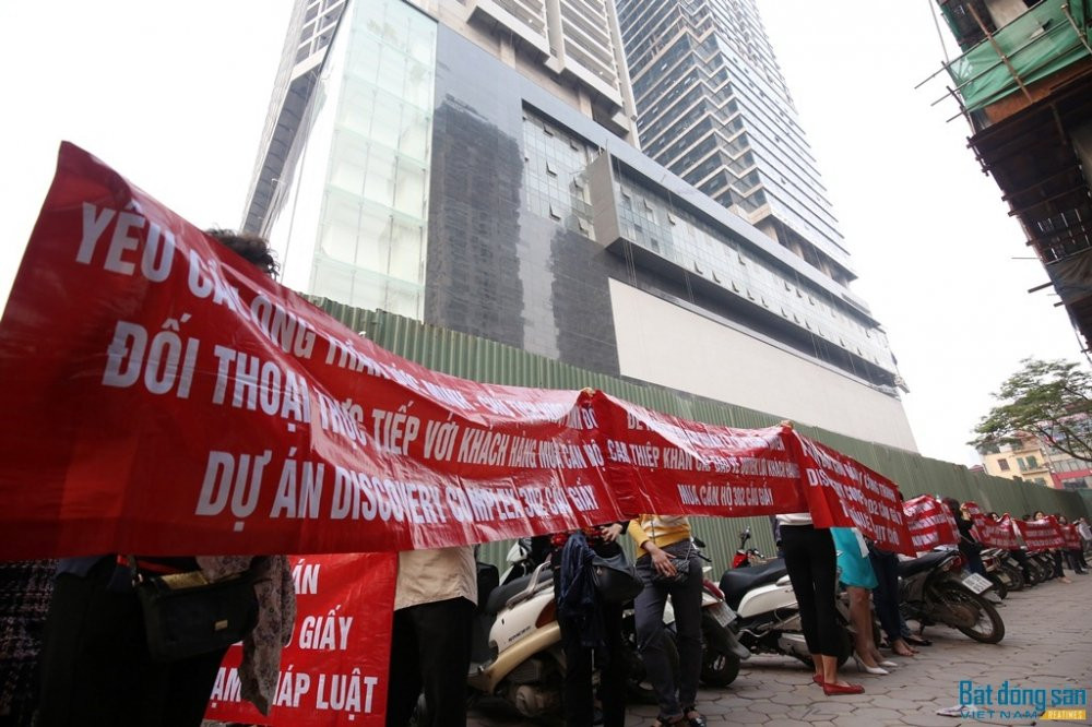 1-khach-hang-chung-cu-discovery-302-cau-giay-cang-bang-ron-reatimes-vn-1521730570