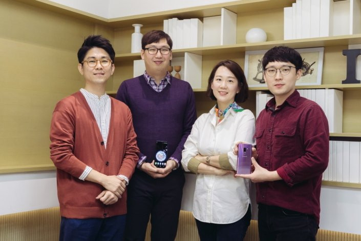 NHOM NHA THIET KE GALAXY S9 4