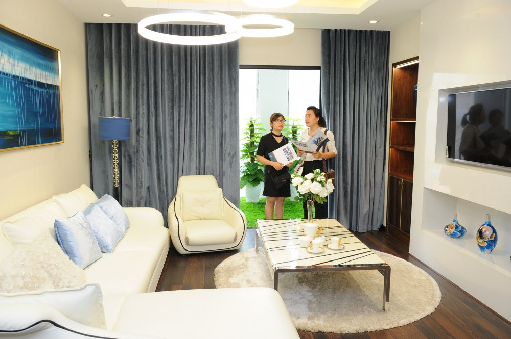 khach hang tham quan can ho mau gold tower 8