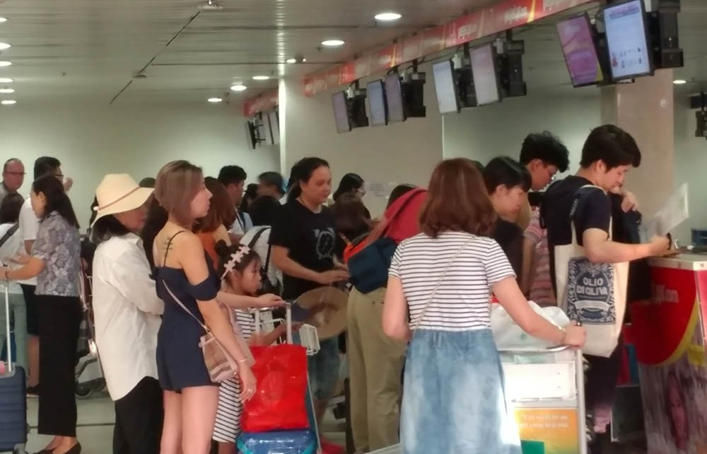 san-bay-tan-son-nhat-chat-cung-nguoi-di-choi-le-30-4-1 4