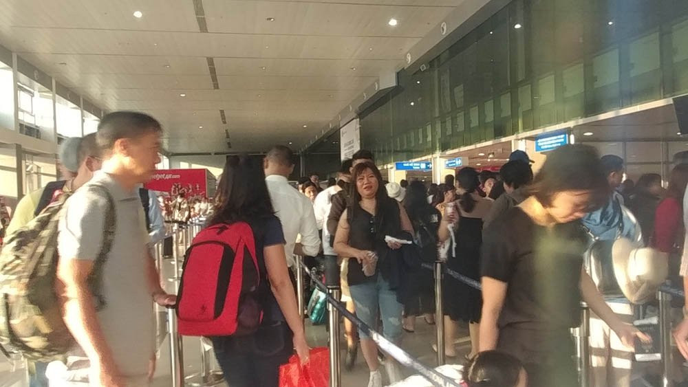 san-bay-tan-son-nhat-chat-cung-nguoi-di-choi-le-30-4-10 5