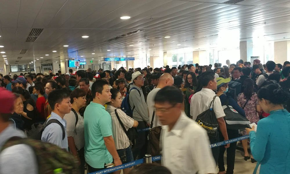 san-bay-tan-son-nhat-chat-cung-nguoi-di-choi-le-30-4