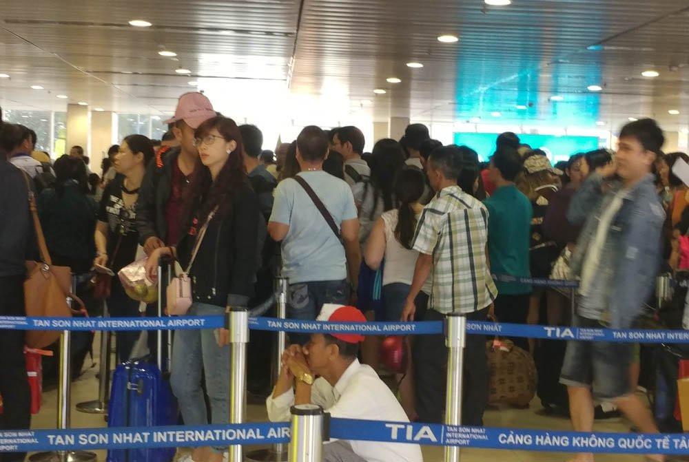 san-bay-tan-son-nhat-chat-cung-nguoi-di-choi-le-30-4-11 9