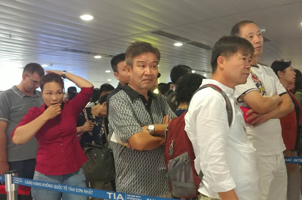 san-bay-tan-son-nhat-chat-cung-nguoi-di-choi-le-30-4-12 8