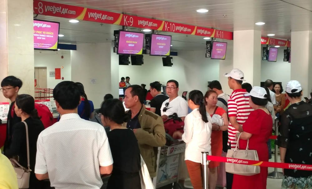 san-bay-tan-son-nhat-chat-cung-nguoi-di-choi-le-30-4-2 3