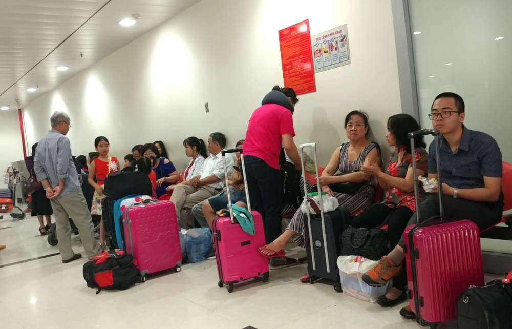 san-bay-tan-son-nhat-chat-cung-nguoi-di-choi-le-30-4-3