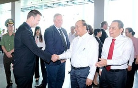 Thu tuong tham hoi cac chuyen gia cua cong ty vinfast 4