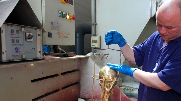 nydn-the-making-of-the-2018-world-cup-trophy-2-008 4