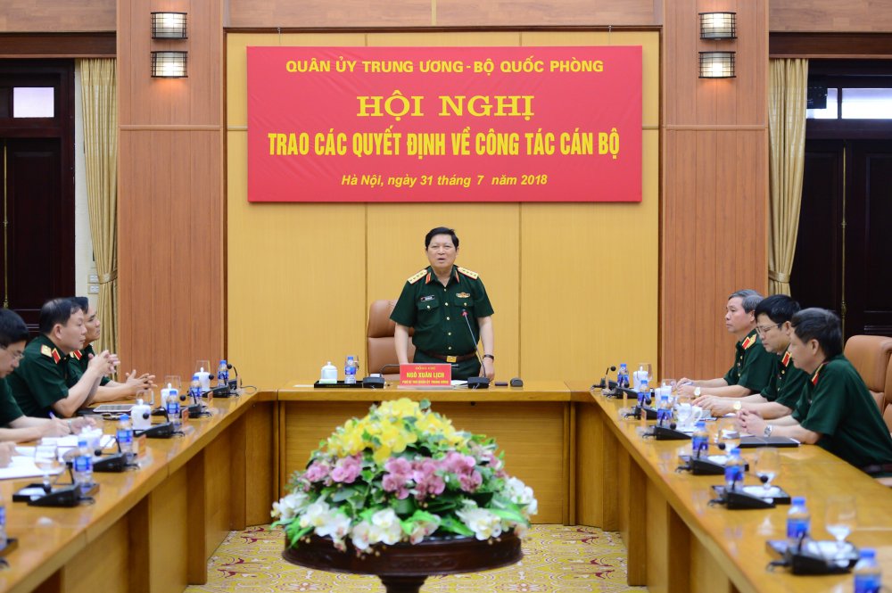 Dai tuong Ngo Xuan Lich tai le trao quyet dinh giao nhiem vu cho Thieu tuong Le Dang Dung