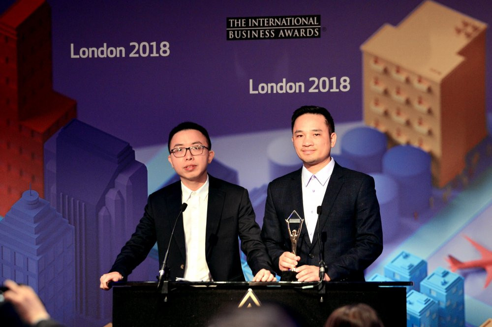 Dai dien Viettel tham du va nhan giai thuong tai London_Anh