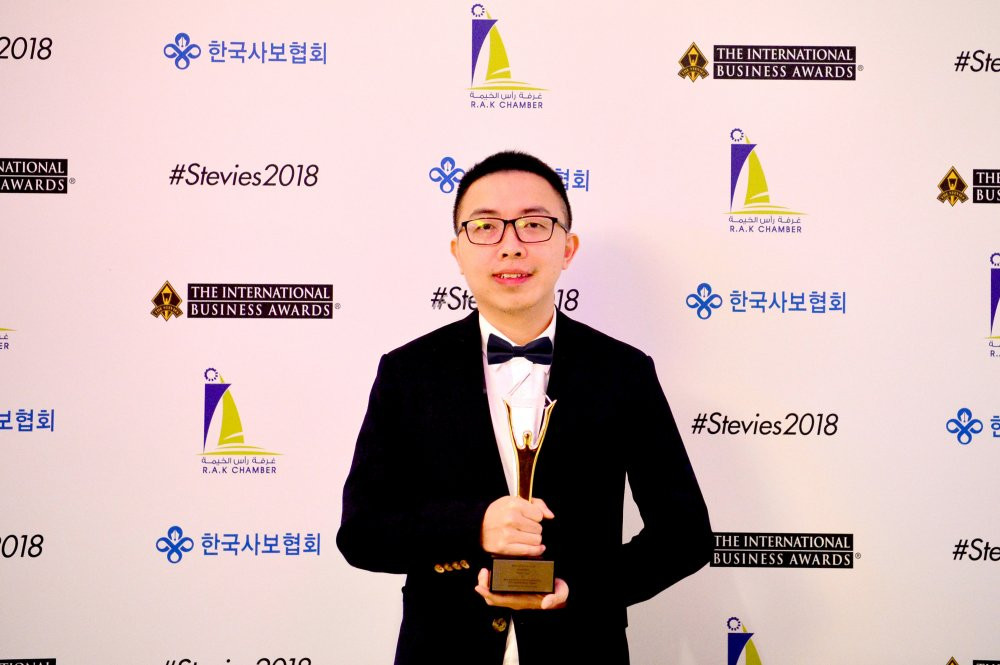 Ong Pham Tuan Anh_Pho giam doc Trung tam nghien cuu OCS - VTeck dai dien Viettel nhan giai thuong Stevies 2018