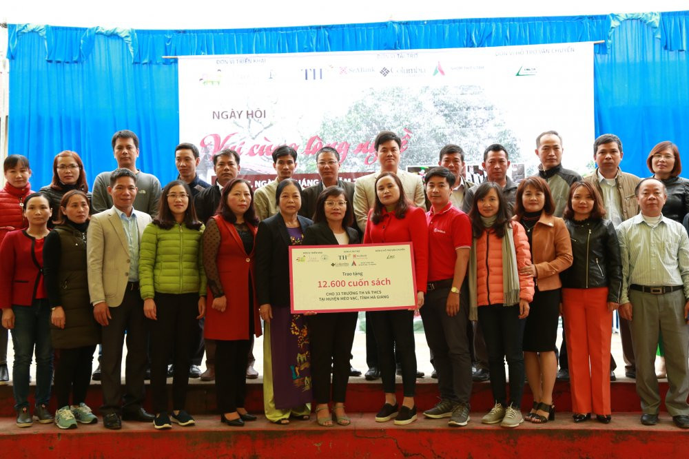 Trao sach tai Meo Vac - Ha Giang