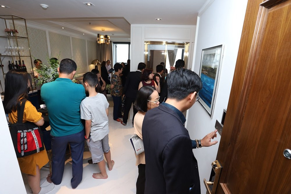 Dong dao khach hang tai nha mau The Grand Manhattan