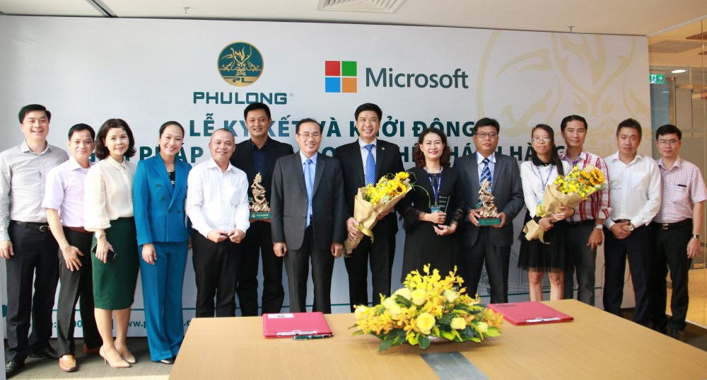 Dai dien Phu Long va Microsoft chup anh luu niem