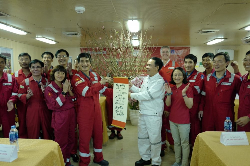 PTGD Nguyen Quoc Thap va doan cong tac tang hoa cho tap the nguoi lao dong tai Mo Chim Sao 6