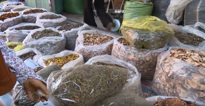 Tan bien noi lo phai chua benh bang 'rac thuoc' khi da co nhung chi dau ve duoc lieu an toan cua EU hinh anh 1