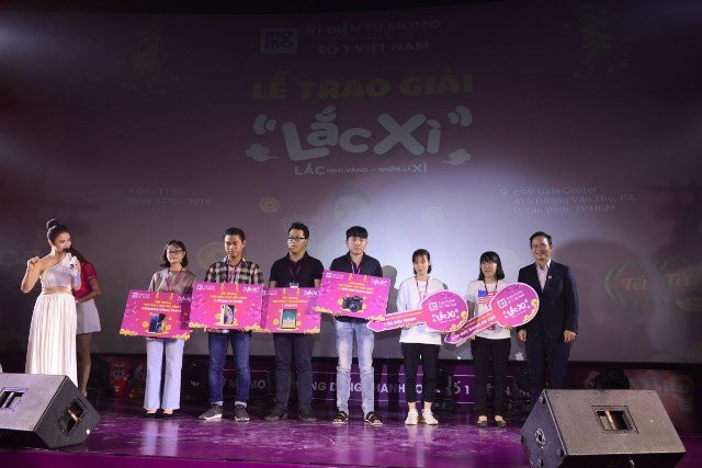 Ong Nguyen Ba Diep Pho Chu tich Vi MoMo trao giai thuong cho Khach hang