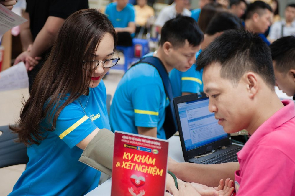 Khong chi ban hang gioi, phuc vu tot, nhan vien Dien may Xanh con 'don tim' khach hang bang hanh dong y nghia nay hinh anh 2