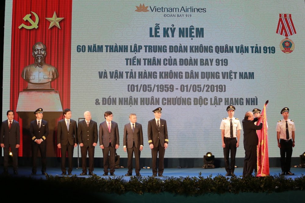 Ky niem 60 nam thanh lap, Doan Bay 919 cua Vietnam Airlines don nhan Huan chuong Doc lap hang Nhi hinh anh 1