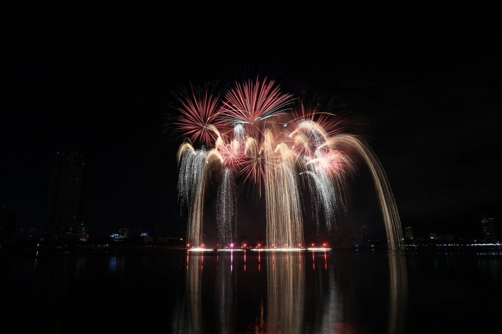 Mua ve phao hoa Da Nang the nao tiet kiem nhat? hinh anh 2