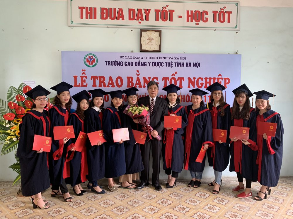 le trao bang tot nghiep 6