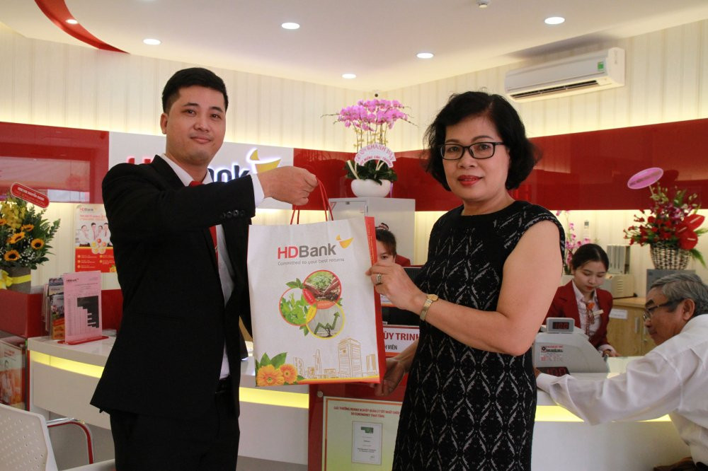 Khai truong thu duc- tang qua