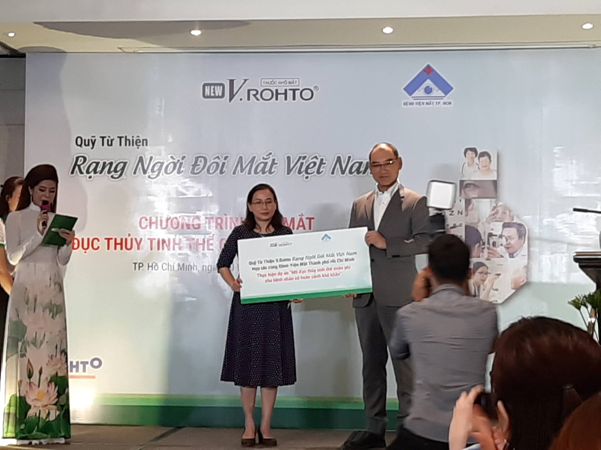 Hon 700 benh nhan co hoan canh kho khan, bi duc thuy tinh the se duoc mo mat mien phi hinh anh 1