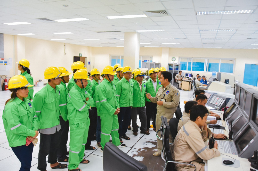 Cac nong dan Dak Lak nghe can bo Nha may gioi thieu ve cong nghe Nha may