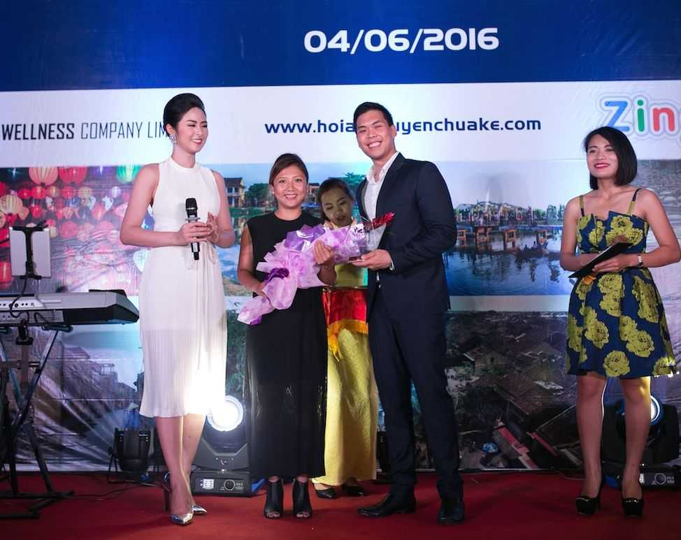 Ngoc Han len trao giai nhat cuoc thi anh Hoi An chuyen chua ke