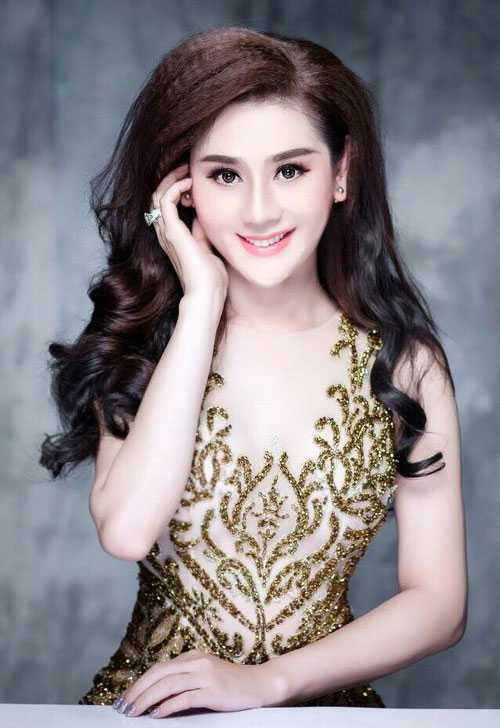 Sau chuyển giới, nữ ca sĩ tự tin diện những bộ đồ gợi cảm và để kiểu tóc yêu thích. Ảnh: Facebook.