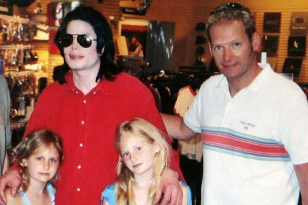 PAY-SUNDAYMIRROR-PROD-Mark-Lester-and-his-two-daughters-Harriet-L-and-Olivia-with-Michael-Jackson
