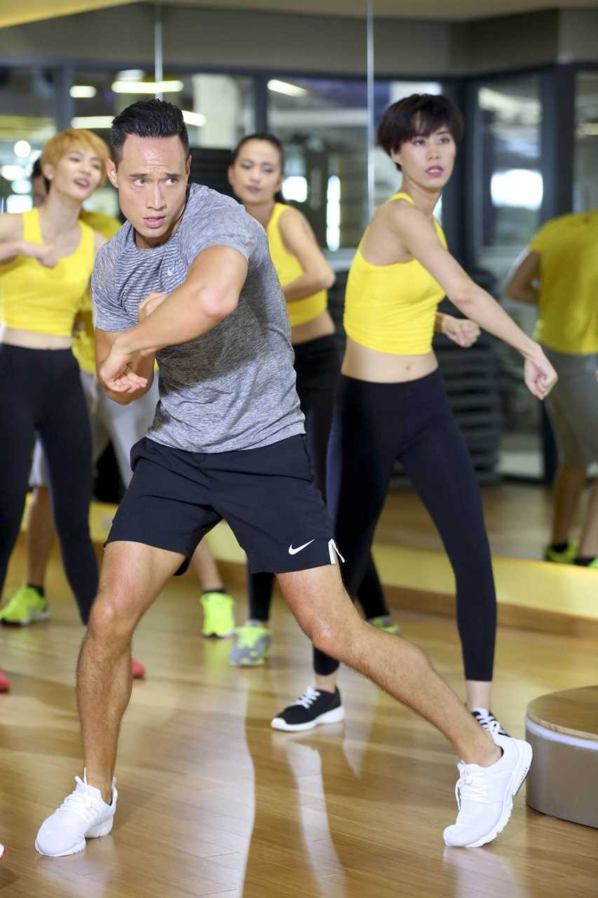 Kim Ly khoe co bap tap luyen cung Top 13 (2)