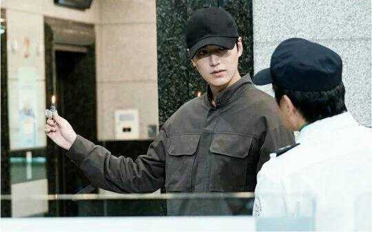 14718859_1458695470810819