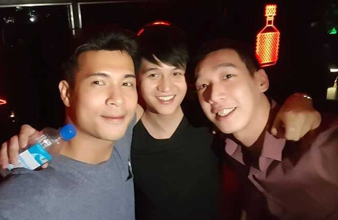 Ban gai cu cuoi chong, Truong The Vinh di nhau voi ban be hinh anh 3