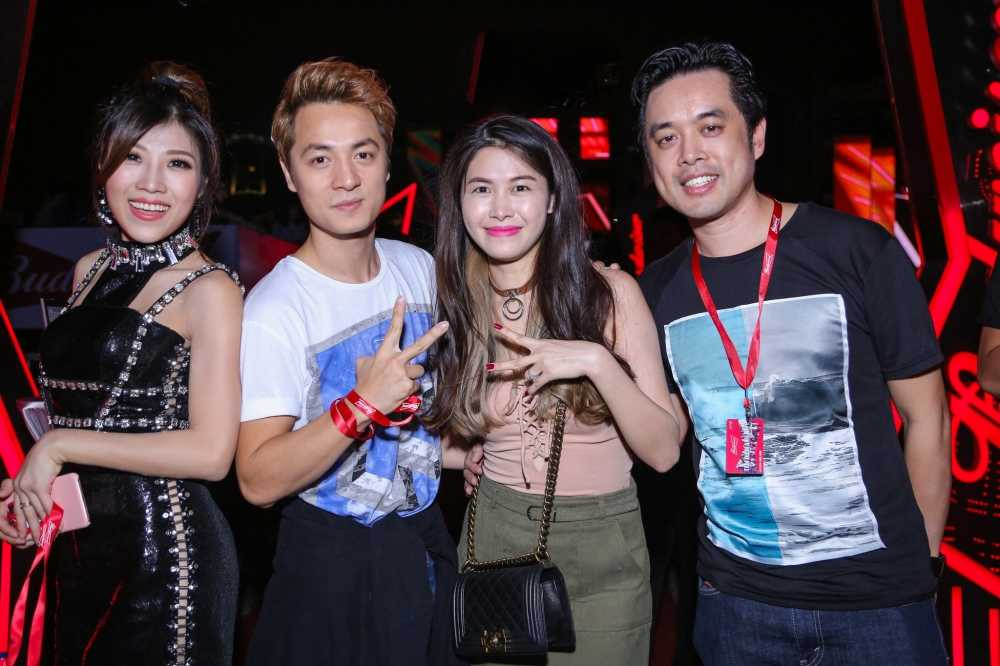 Dan nghe si tham du su ki