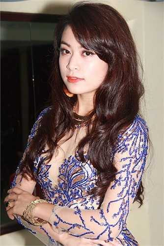 Hoàng Thùy Linh trong một thiết kế xuyên thấu, khoe khéo đường cong quyến rũ.