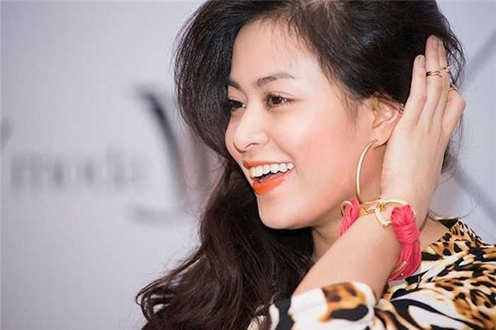 Cô cũng chọn cho mình gu ăn mặc khá chững chạc.