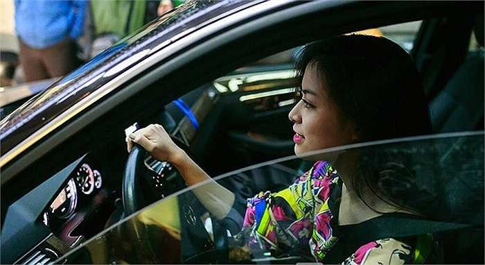 Nữ ca sỹ đắt show, cát xê ngất ngưởng, tự mua sắm được cho mình xe sang, nhà đẹp.