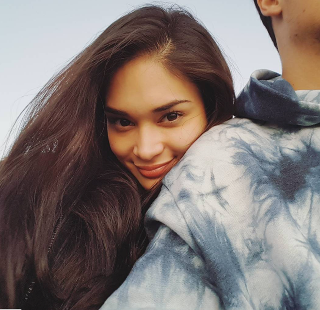 Hoa hau Hoan vu 2016 khoe anh au yem ben ban trai moi hinh anh 4