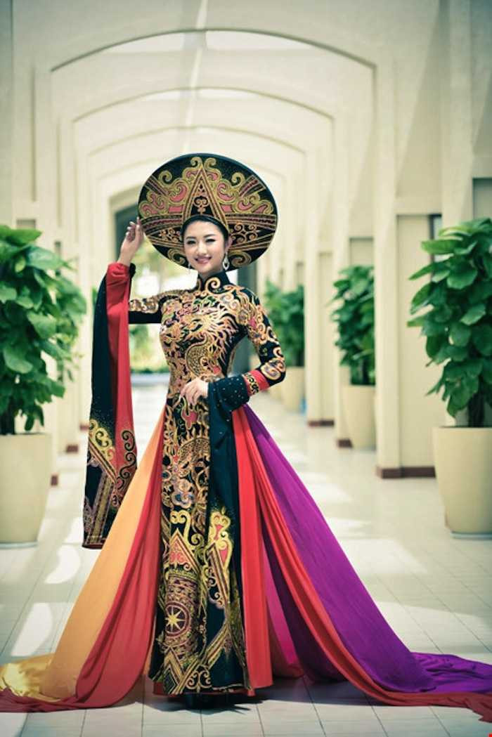 thu ngan hoa hau ban sac