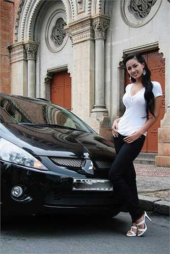 Người đẹp cũng sắm cho mình chiếc xe hơi sang trọng làm phương tiện di chuyển.