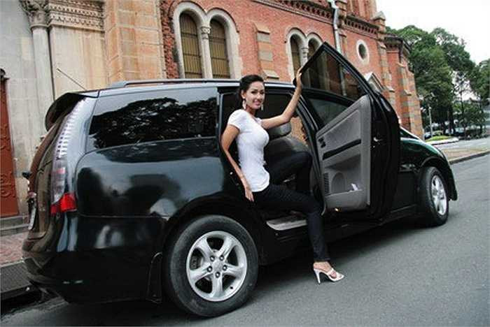 Người đẹp cũng sắm cho mình chiếc xe hơi sang trọng làm phương tiện di chuyển.