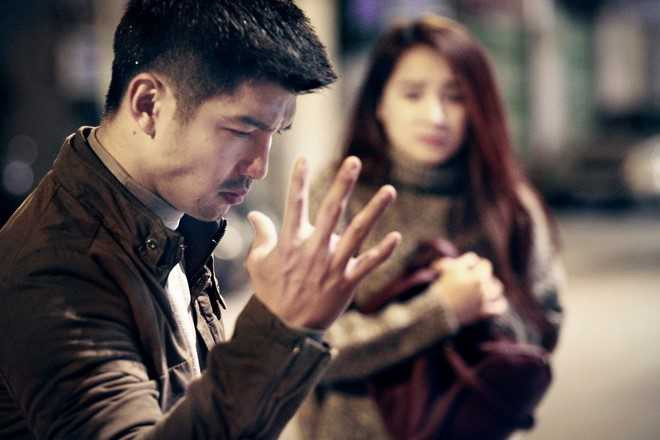 Dao dien Victor Vu tiet lo noi dung phim moi ‘Loi bao’ hinh anh 2