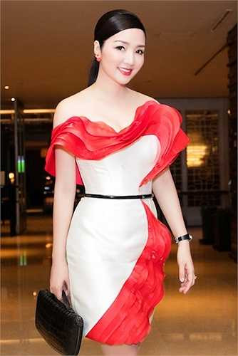 Loè loẹt, không phù hợp với tuổi tác là đặc điểm dễ nhận thấy của những trang phục trong tủ quần áo của người đẹp.